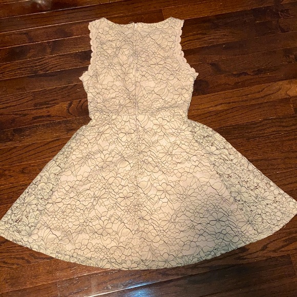 Lace dress - Picture 3 of 3